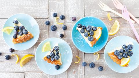 Obstkuchen mit Blaubeeren und Zitrone