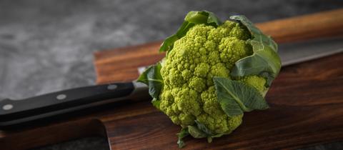 Romanesco liegt auf einem Holzbrett 