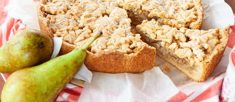 Birnenkuchen aus Muerbeteig mit frischen Birnen