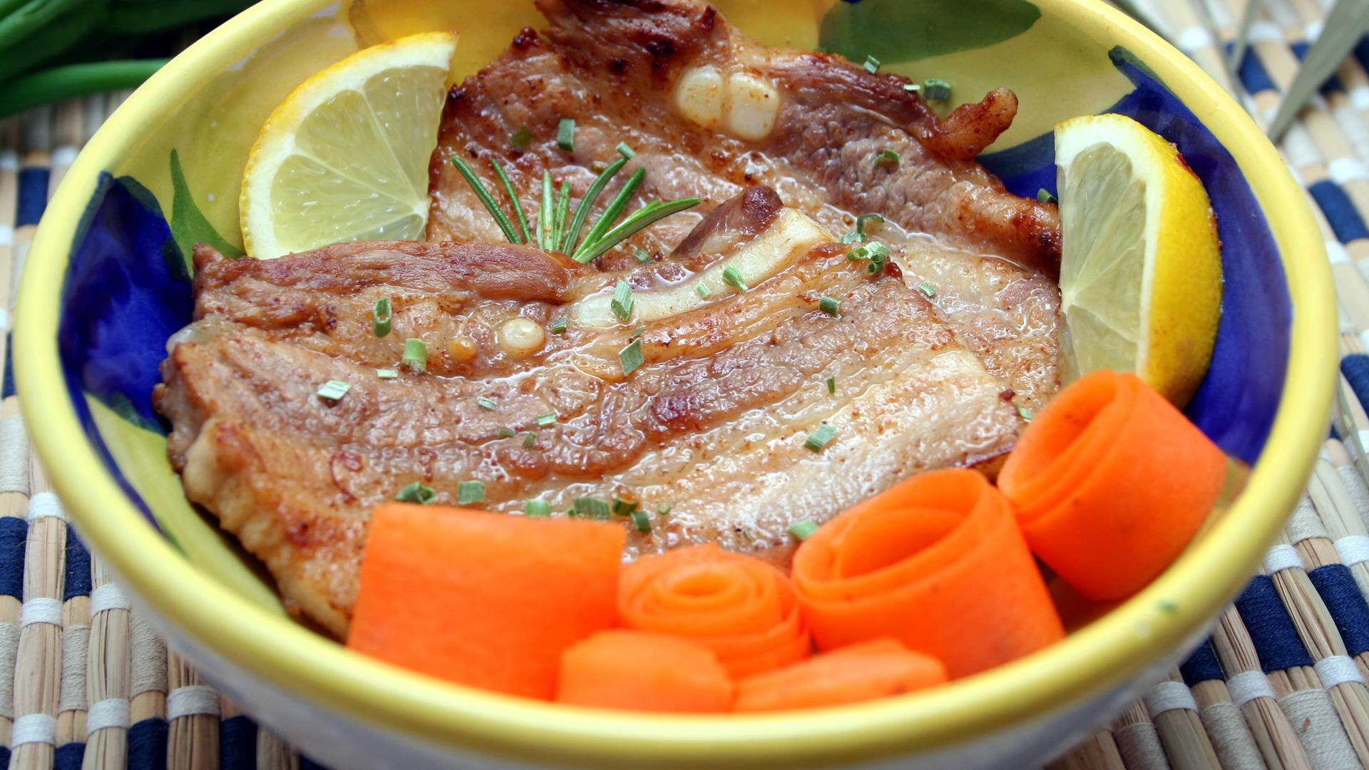 Rezept: Gegarte Schweinebauch-Apfel-Sellerie-Zwiebel-Grillspieße mit ...