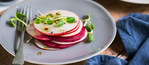 Apfel mit einem Rote-bete Salat und Balsamico Dressing