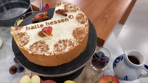 Angeschnittener Apfelweinkuchen mit der Aufschrift hallo hessen