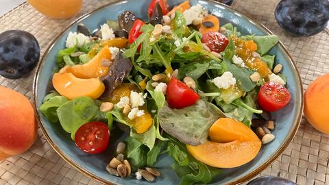 Aprikosen-Sommersalat mit fruchtiger Vinaigrette