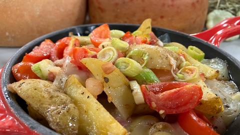 Tomaten, Kartoffeln und Schinken serviert in einer Pfanne