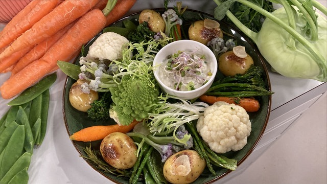 Rezept: Bunter Frühlingsteller mit gebackenen Kartoffeln und Sauerrahm ...