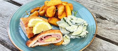 Cordon Bleu mit Gurkensalat und Kartoffelecken