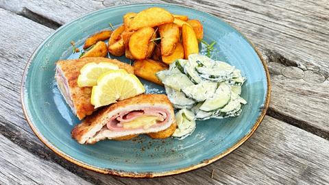 Cordon Bleu mit Gurkensalat und Kartoffelecken
