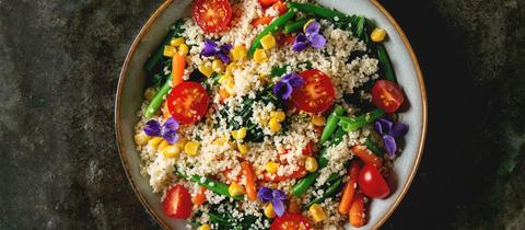 Couscous-Salat mit Beeren und Spinat