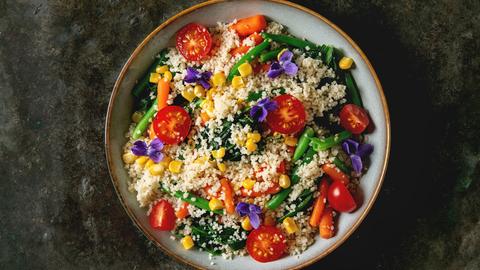 Couscous-Salat mit Beeren und Spinat