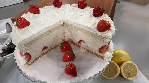 Erdbeer-Sahne-Joghurt-Torte mit Biskuitboden