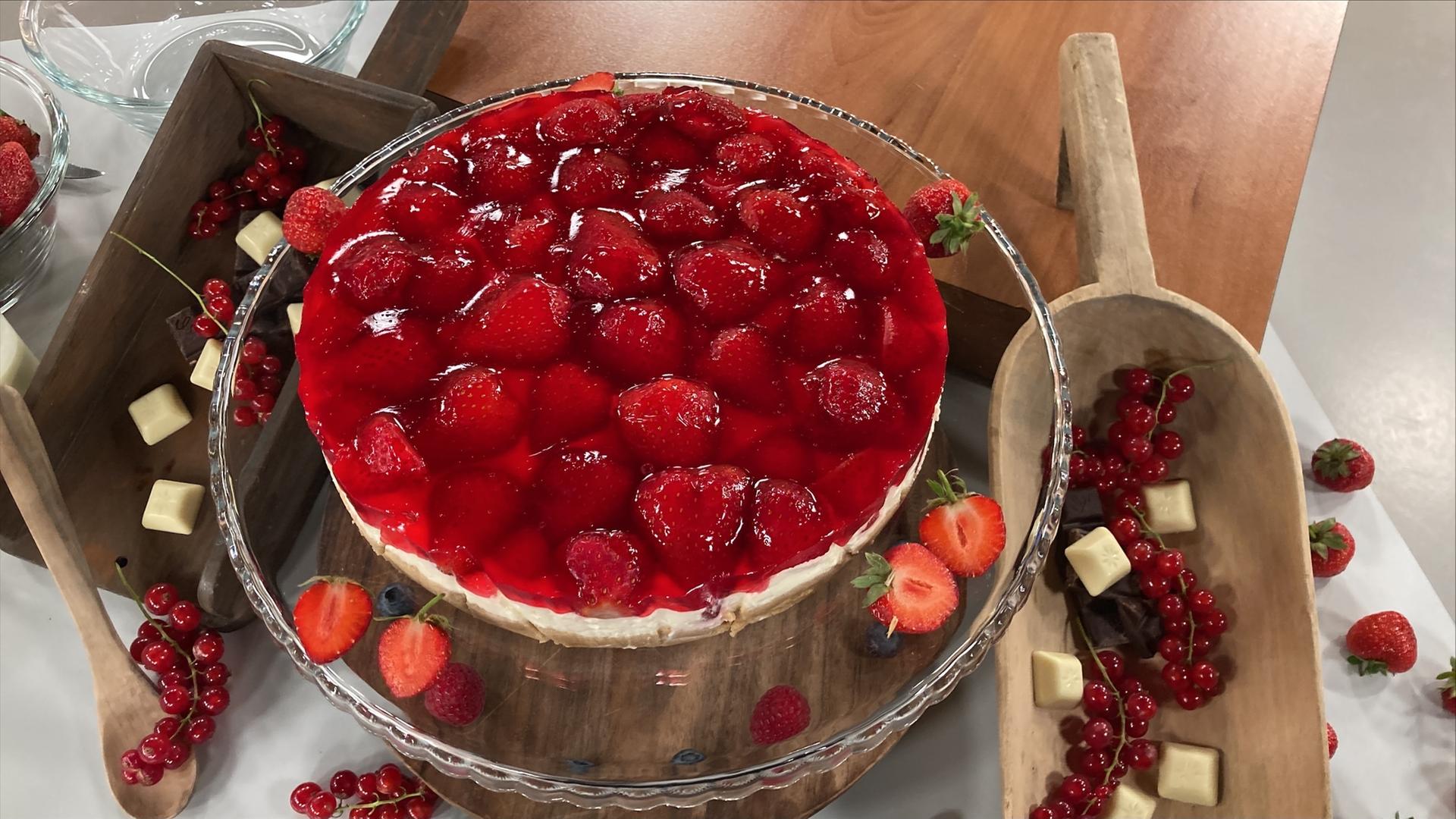 Rezept: Erdbeer-Frischkäsetorte | hr-fernsehen.de | Rezepte