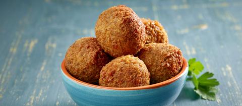 Linsen-Bällchen (Falafel) mit grüner Soße und Fladenbrot