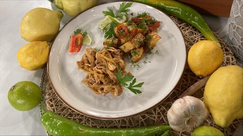 Fetzenhähnchen (Pulled Chicken) mit Zwiebeln