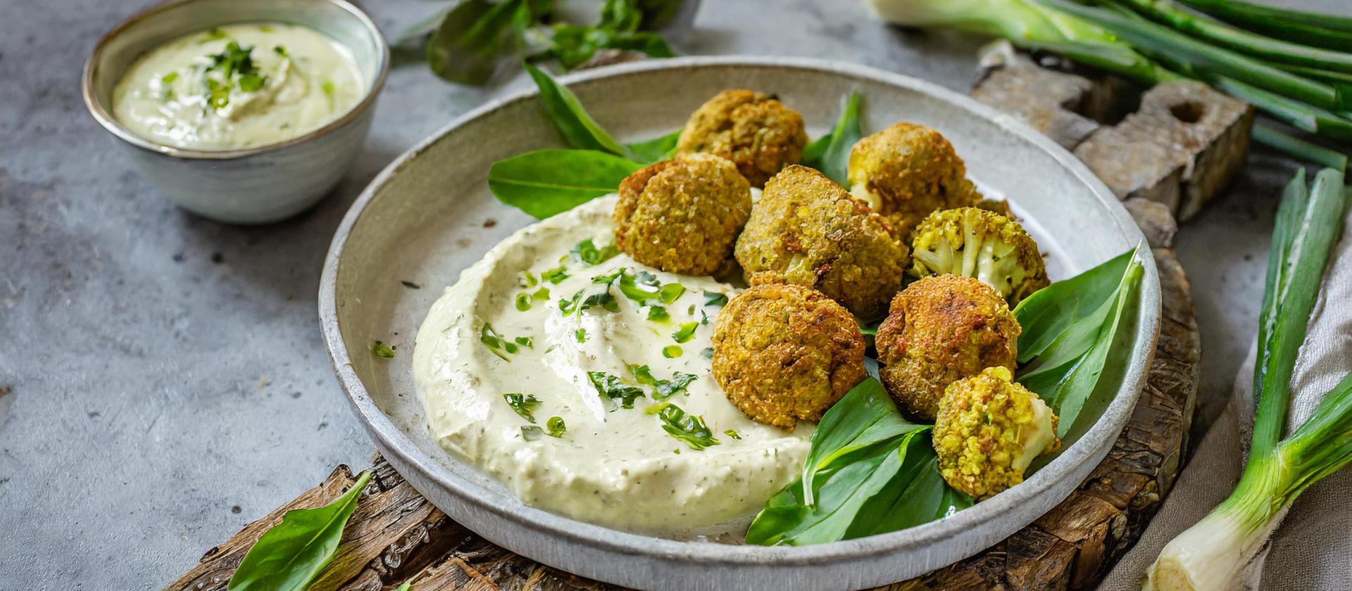 Rezept: Ganzer Blumenkohl auf Knollengemüse aus dem Ofen mit Quinoa ...