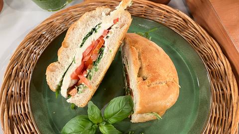 Focaccia mit Ricotta, Tomaten, Mozzarella und Pesto