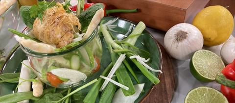 Frühlings-Bowl mit Limetten-Chili-Marinade und in Kataifiteig gebackenes Geflügel