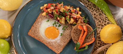 Gebackene Bohnen mit Spiegelei-Brot  