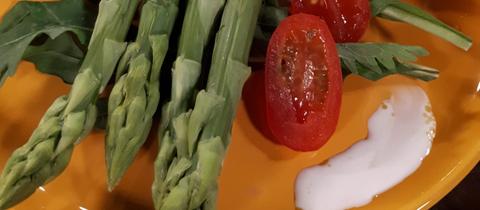 Grüner Spargel mit Tomaten und einer Kugel Burrata