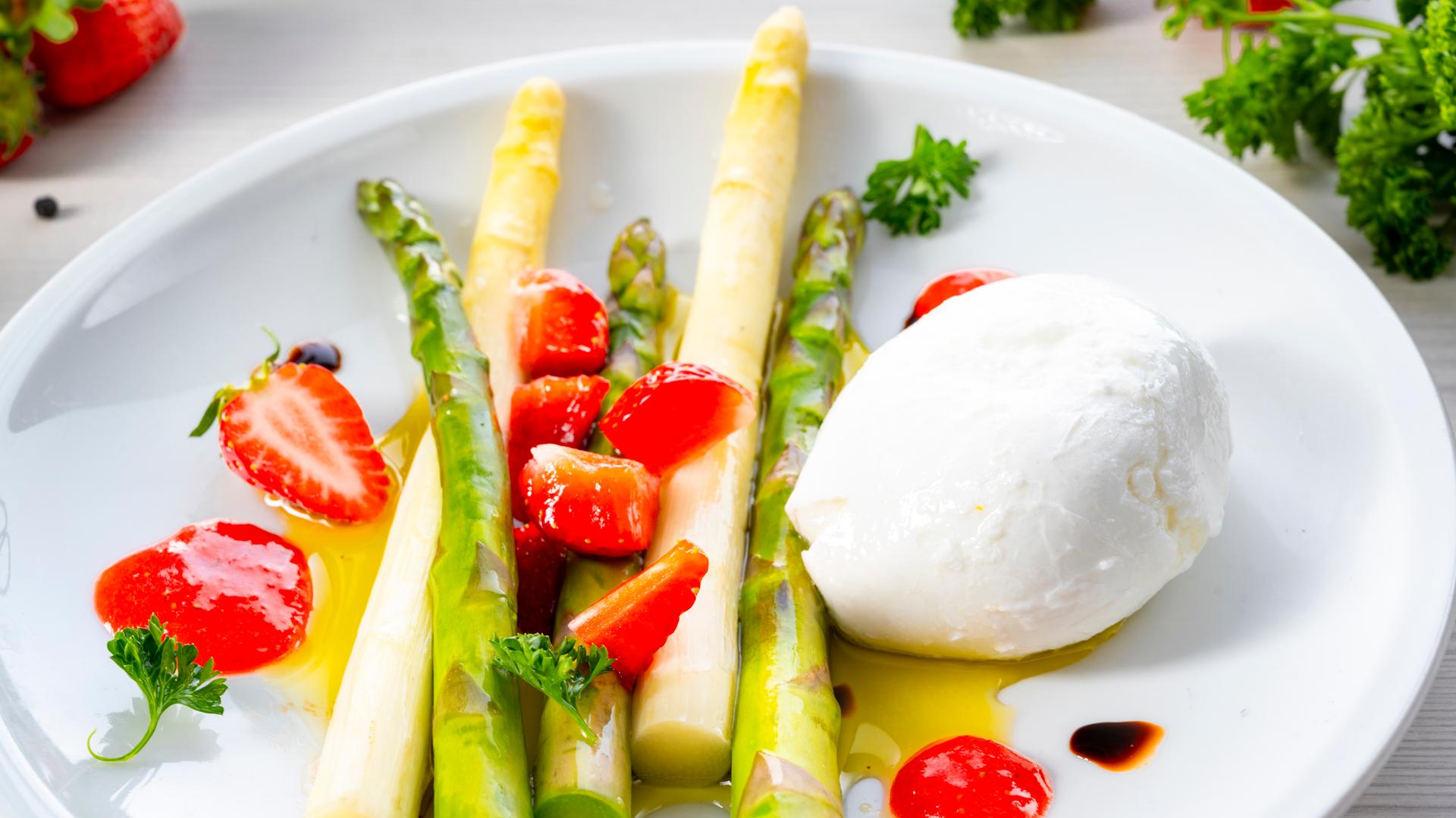 Rezept: Gebratener Spargel mit Burrata | hr-fernsehen.de | Rezepte