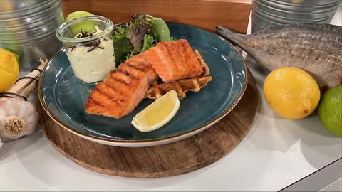 Gebratenes Eismeerlachsforellenfilet mit Trüffel-Mayonnaise und Buchweizen-Röstzwiebel-Waffel