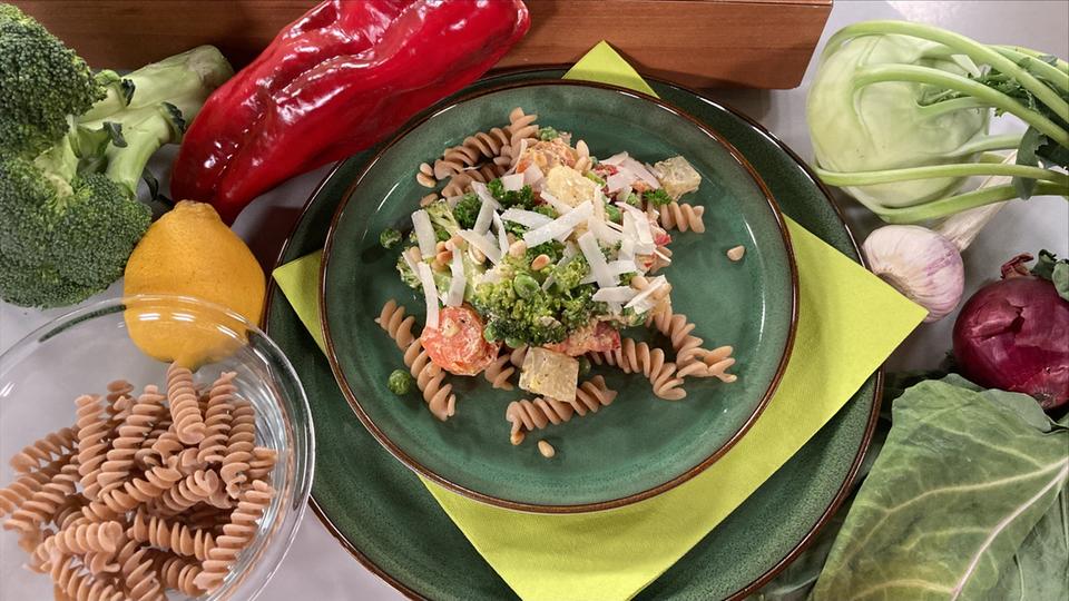 Rezept: Bunte Gemüsepfanne mit Vollkorn-Penne | hr-fernsehen.de | Rezepte