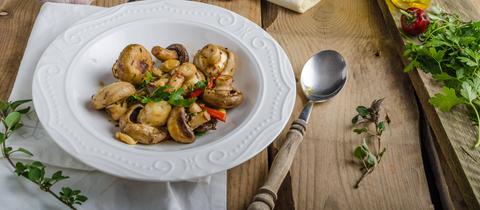 Champignons mit Kräutern serviert