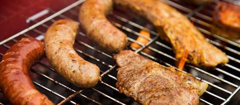 Fleisch liegt auf dem Grill