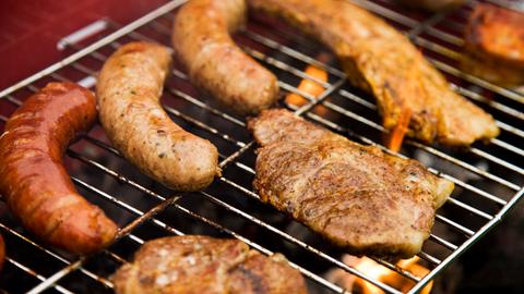 Fleisch liegt auf dem Grill