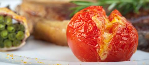 Eine angeschnittene Tomate