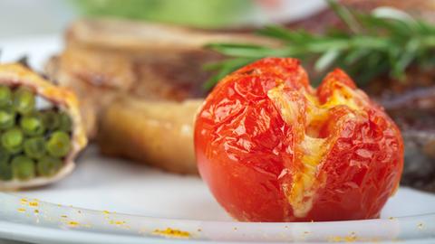 Eine angeschnittene Tomate
