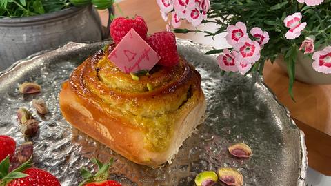 Hefeteig-Schnecken mit Pistazienfüllung und Himbeeren