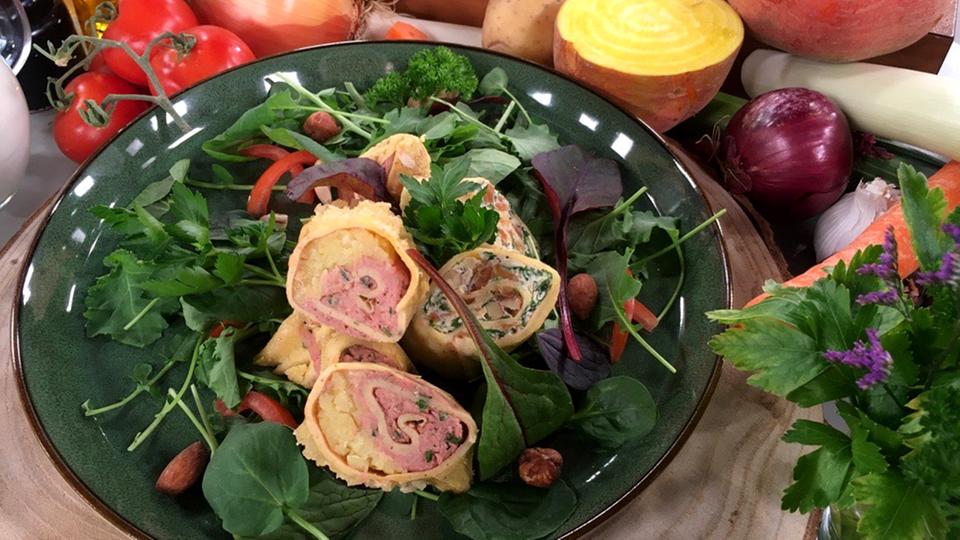 Rezept: Herzhaft gefüllte Crêpes mit Wildkräutersalat | hr-fernsehen.de ...