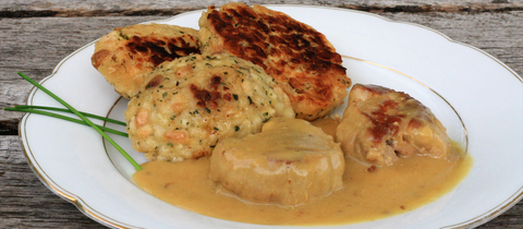 Senfschnitzel „Oma Erika“ mit gebackenen Semmelknödeln