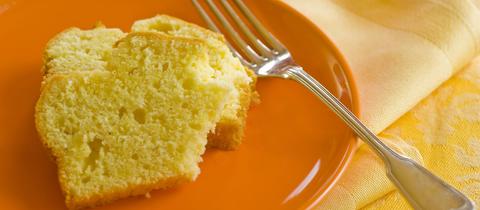 Sandkuchen auf einem orangenen Teller. 
