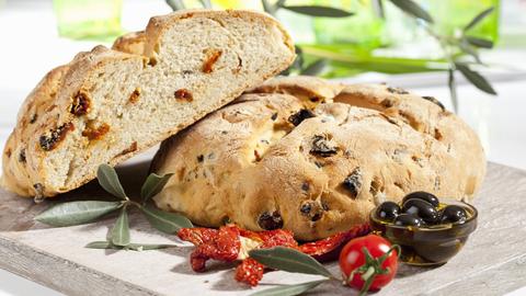 Brot mit Oliven und getrockneten Tomaten 
