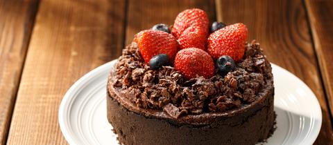 Schokoladenkuchen mit Erdbeeren und Heidelbeeren 