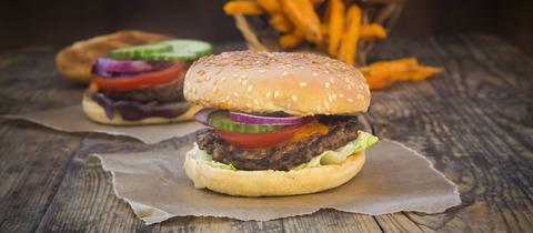 Hausgemachter Burger mit Süßkartoffelpommes