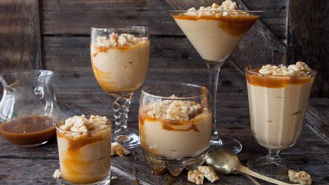 Karamellmousse in Gläsern  