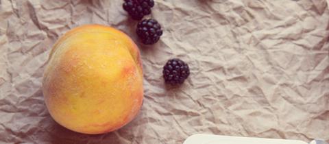 Brombeeren und Pfirsiche 