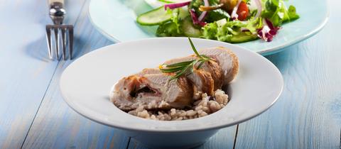 Maishähnchen mit Risotto und Salat 