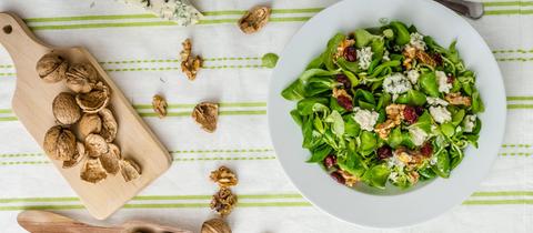 Salat mit Gorgonzola und Balsamicodressing.