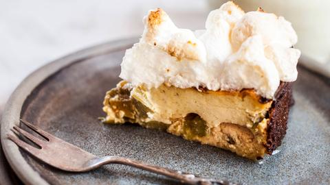 Käsekuchen mit Baiser  auf einem Teller 