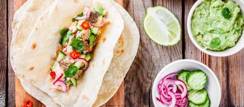 Hausgemachte Tacos mit Lachs, Zwiebeln, Gurken und Avocado