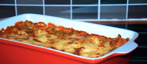 Lasagne in einer roten Auflaufform.