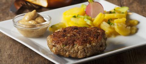 Kalbspflanzerl mit Kartoffelsalat und Radiesschen 