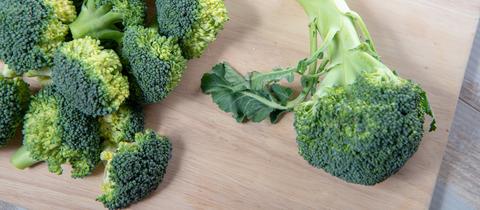 Broccoli auf einem Brett.