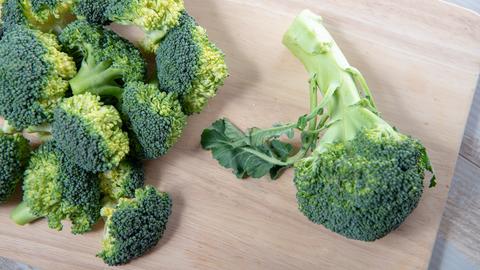 Broccoli auf einem Brett.