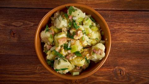Kartoffelsalat in einer Schale. 