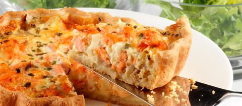 Lachsquiche mit Salat 
