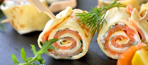 Lachs-Crepes-Röllchen mit Meerrettich-Frischkäse und Rucolablättern